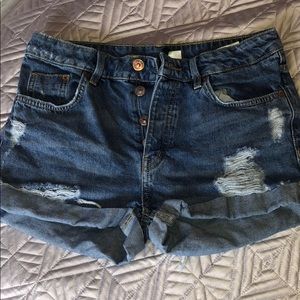 •Cute distressed jean shorts•